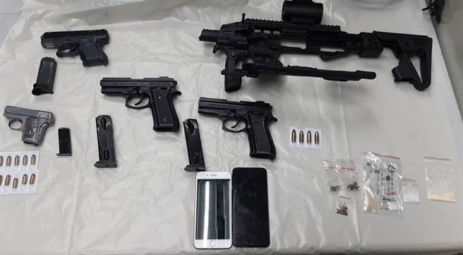 警方查获4把改造枪械，其中3把均有杀伤力。（警方提供）