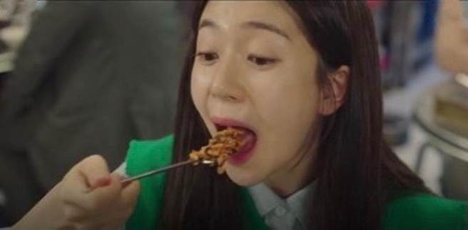 美食当前，减肥在后。(图/翻摄自tvN)
