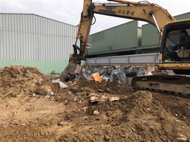 台中市积极取缔农地施工中违建，都发局强制拆除太平区太堤东路农地及乌日区成功西路山坡地等2处违建。（台中市都发提供／陈淑芬台中传真）
