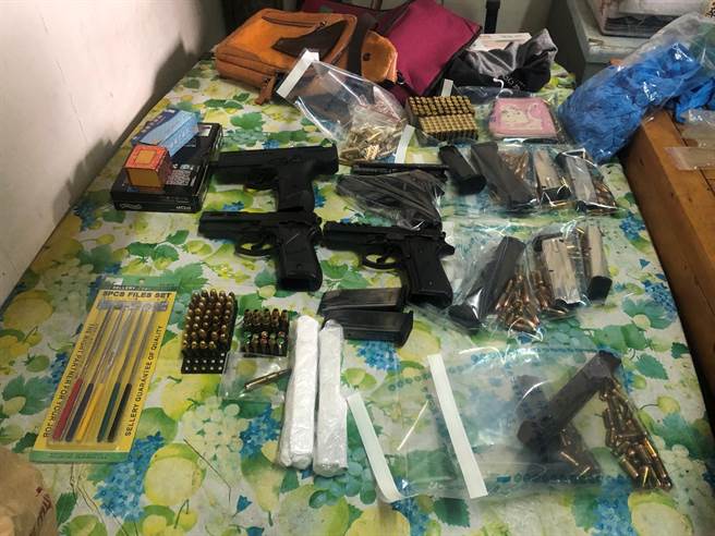 警方查获数把改造手枪及大批子弹。（翻摄照片／林郁平台北传真）