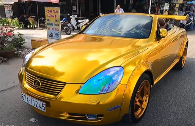 越南富商陈德来出门全身挂满「公斤级」金饰，自己的跑车与机车全镀金，超级炫富行径引人侧目。《翻摄自KENH14》