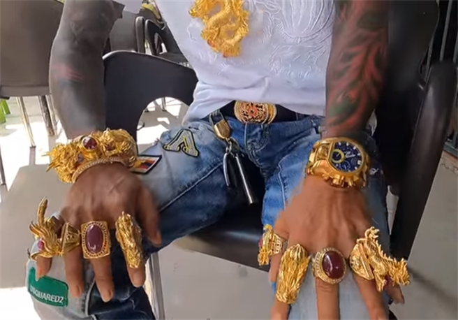 越南富商陈德来出门全身挂满「公斤级」金饰，自己的跑车与机车全镀金，超级炫富行径引人侧目。《翻摄自KENH14》