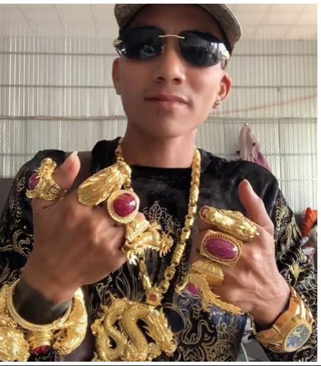 越南富商陈德来出门全身挂满「公斤级」金饰，自己的跑车与机车全镀金，超级炫富行径引人侧目。《翻摄自KENH14》