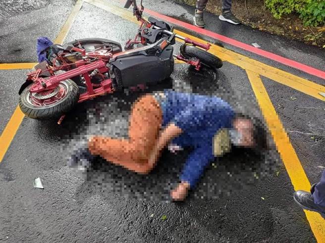 1名外籍移工18日上午骑电动机车自撞路树倒地，路过人车无人下车关心。（读者提供／谢明俊苗栗传真）