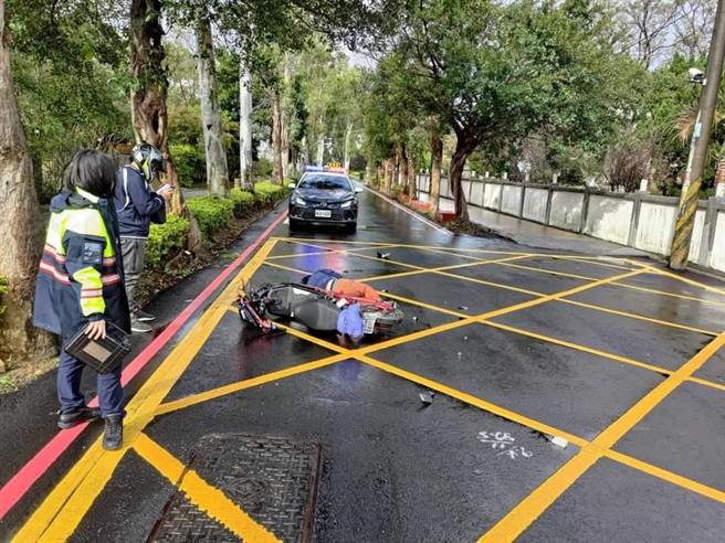 1名外籍移工18日上午骑电动机车自撞路树倒，大同所员警经过见状况立即上前协助。（读者提供／谢明俊苗栗传真）