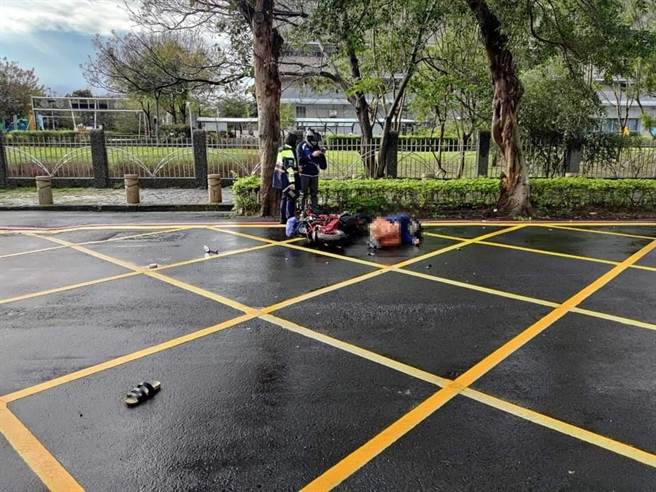 1名外籍移工18日上午骑电动机车自撞路树倒，大同所员警经过见状况立即上前协助。（读者提供／谢明俊苗栗传真）