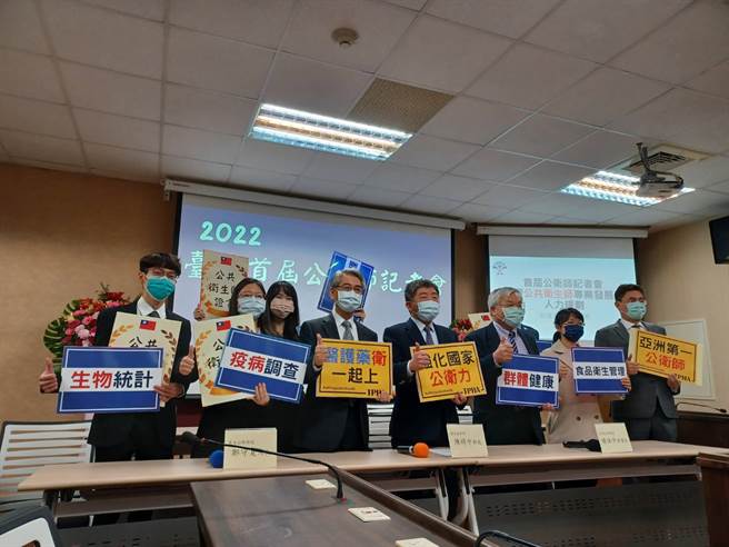 中央流行疫情指挥中心指挥官陈时中今出席第一届公卫师记者会，感谢公卫专家对台湾卫生政策的贡献。（林周义摄