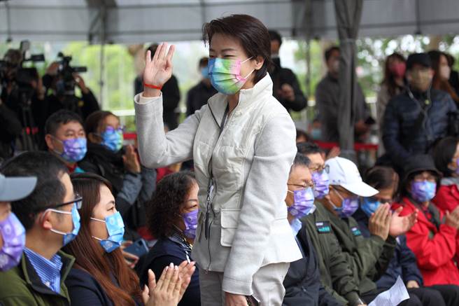 台北市长选战逐渐升温，台北市副市长黄珊珊（中）日前狠酸「提个猪头就要当选？」，立委蒋万安斥人身攻击。黄18日在士林官邸郁金香展开幕时强调，她是在评论大家应该要努力，而不是靠着别人或着影响别人，蒋应该不是这样的人，她不想说是对号入座，想讲的是大家都要努力不是吗？不努力才会有这问题。（资料照/张铠乙摄）