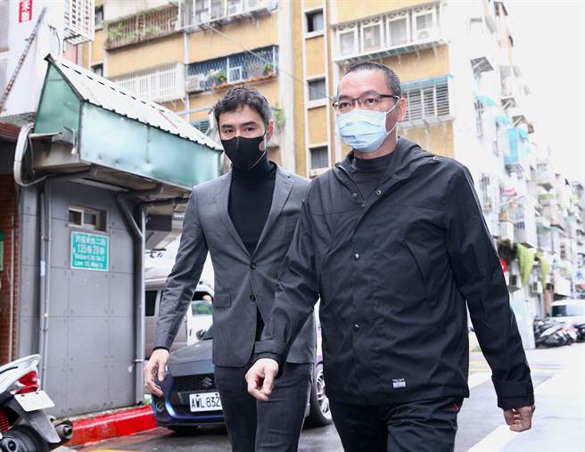 阮经天（左）与友人今到巴戈灵堂致意。（罗永铭摄）