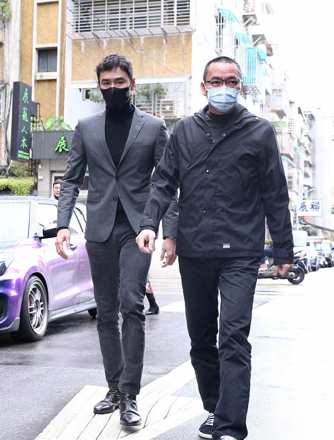 阮经天（左）与友人今到巴戈灵堂致意。（罗永铭摄）