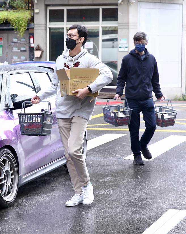 巴戈的亲友们体恤媒体辛劳一早分送热咖啡帮大家取暖。（罗永铭摄）