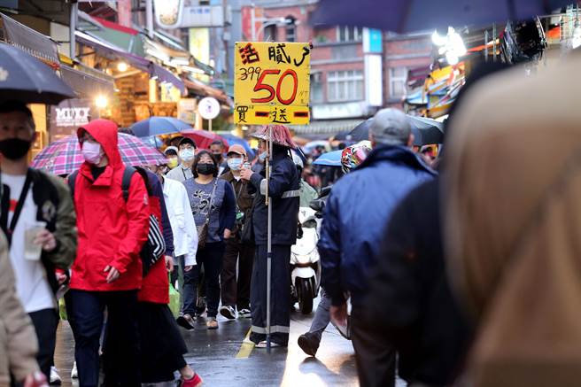 主計總處最新統計，台灣去年實質薪資倒退0.04％，是5年來首度衰退。圖為淡水老街商家。（資料照，黃世麒攝）
