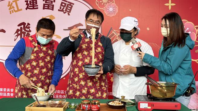 台南市七股区农会9日举办红葱头产业文化体验活动，市长黄伟哲（左二）蒞临参加，并与七股区农会总干事陈崇欣（左一）一起示范做油葱酥拌麵。（张毓翎摄）