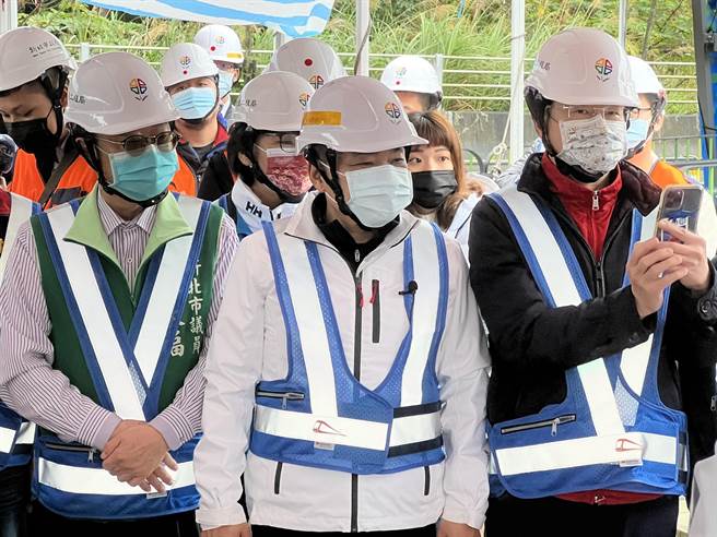 侯友宜今视察安坑轻轨列车平面段动态测试。（王扬杰摄）