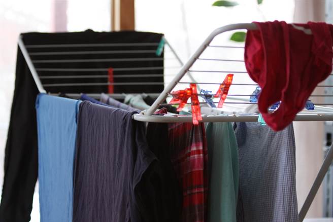 濕冷天洗衣 直接拿進室內烘乾？譚敦慈：稍等！多個動作不霉不臭。(示意圖/Shutterstock)