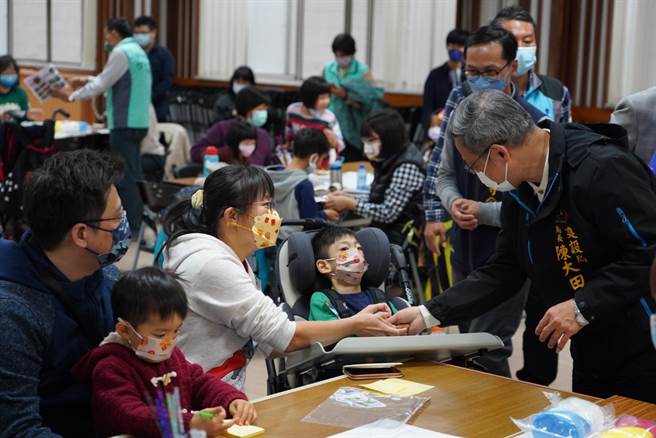 南屯区许多家长今天带着孩子一同前往参与。（台中市政府提供）