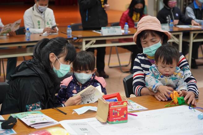 南屯区许多家长今天带着孩子一同前往参与。（台中市政府提供）