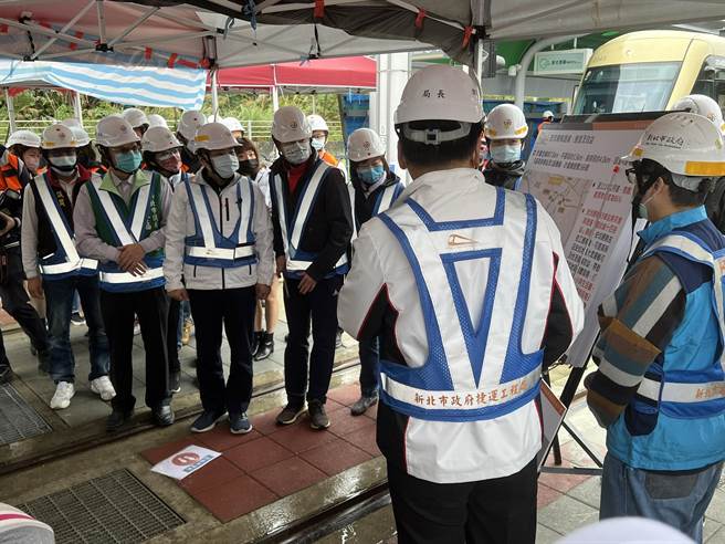 侯友宜今视察安坑轻轨列车平面段动态测试。（王扬杰摄）