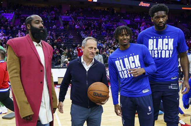 费城七六人哈登(左起)、老板哈里斯、马克西、恩比德在主场比赛亮相。（美联社资料照）