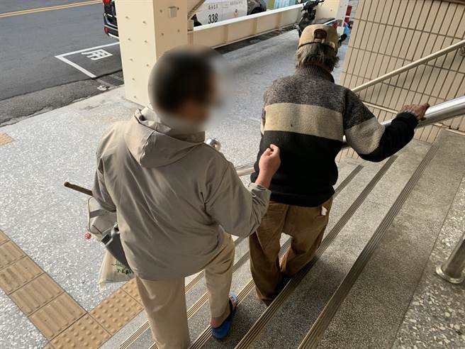 楊姓阿伯的兒子接獲通知趕來派出所，對於熱心民眾的通報及員警的協助都相當感激。（台中市第三分局提供／馮惠宜台中傳真）