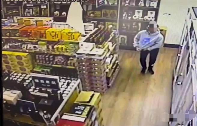 卢嫌到一家菸酒公卖局窃取高价酒。（读者提供／程炳璋台南传真）