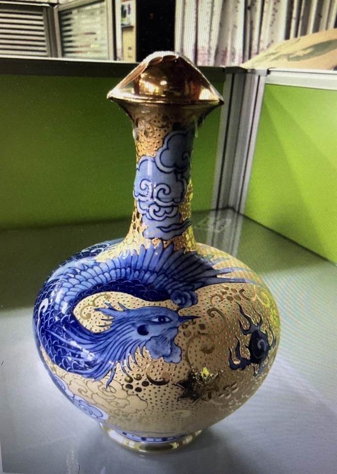 警方追回的陈年高粱外观精致，价值4万6000元，他却以1500元低价销赃。（读者提供／程炳璋台南传真）