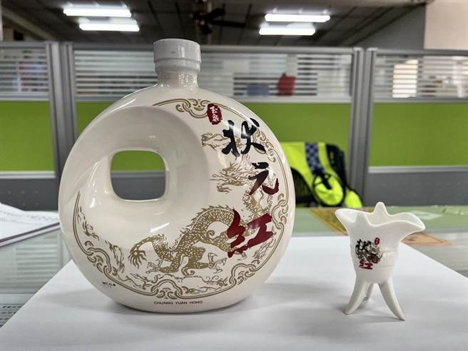 收购赃物的酒行另外拿出一瓶高价酒，指称同为卢嫌提供低价变卖的酒品。（读者提供／程炳璋台南传真）