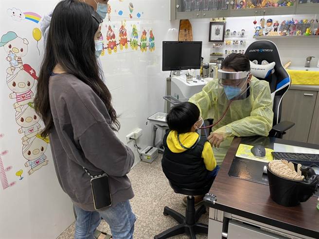 民眾只要出現呼吸道症狀，就可以前往指定診所看診，經醫師評估後再決定是否發放試劑給民眾自行檢驗。（衛生局提供／吳建輝南投傳真）