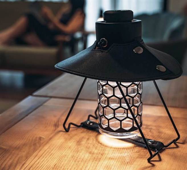 Global Mall林口A9店的早点名露营生活馆 KZM风潮LED復古露营灯，原价3980元，优惠价3580元。（Global Mall提供）