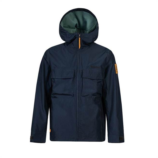 统一时代百货台北店的Timberland男款深蓝色户外经典防水连帽外套，推荐价7500元。（统一时代百货台北店提供）