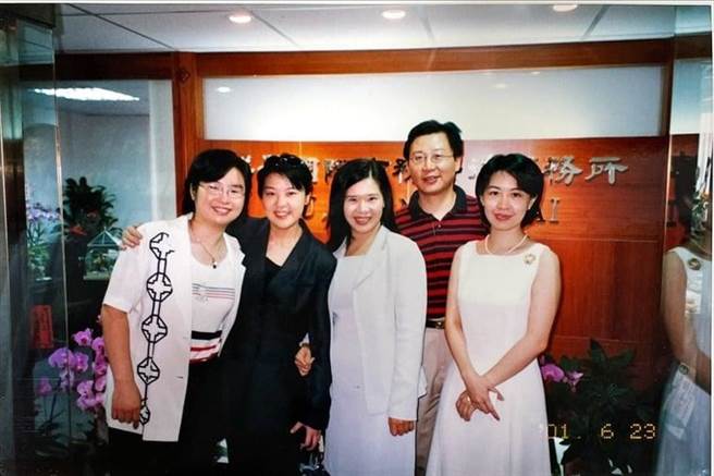 台北市副市长黄珊珊（左二）19日在脸书以「做自己的主人，上天自有最好的安排」为题发文，令外界好奇是否在为「蓝白合」下注解。（摘自黄珊珊脸书）