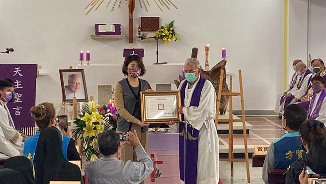 神父魏主安日前安祥辞世，享耆寿91岁，19日在台东天主教马兰教堂举行告别弥撒，数百名台东乡亲特地前往追思，场面隆重哀戚。（蔡旻妤摄）