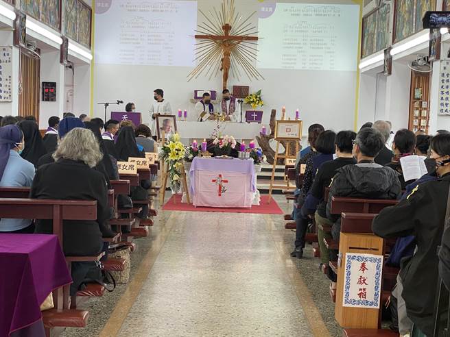 神父魏主安日前安祥辞世，享耆寿91岁，19日在台东天主教马兰教堂举行告别弥撒，数百名台东乡亲特地前往追思，场面隆重哀戚。（蔡旻妤摄）