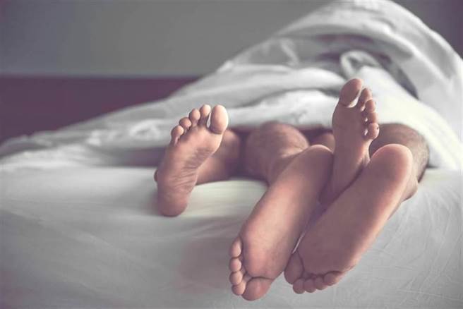 对不少情侣来说「亲密行为」是感情中的润滑剂，而在过程中也都会做好安全措施，降低怀孕的风险与机率。(示意图/达志影像)
