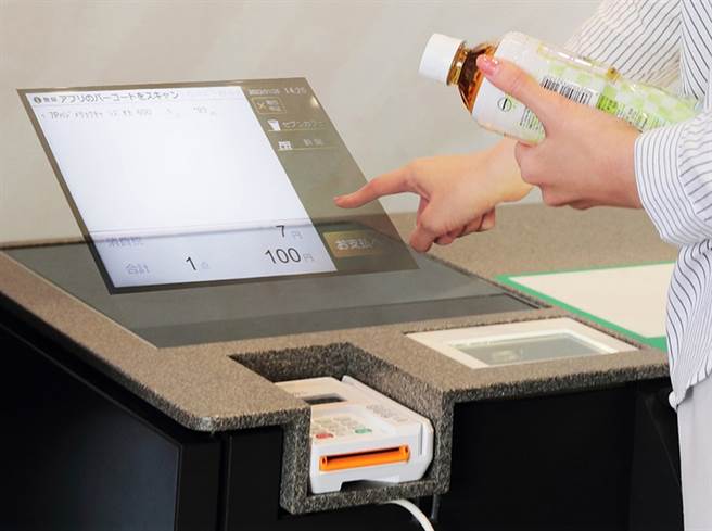 日本7-112月起引進「懸浮式收銀機」，讓顧客可透過虛擬螢幕進行自助結帳。（圖／翻攝自CNET Japan）