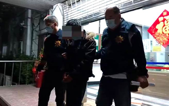 許姓男子於今年1月開槍射擊汽車後躲了起來，仁武警方於2月18日到三民區循線逮捕許姓男子。（翻攝照片／林瑞益高雄傳真）