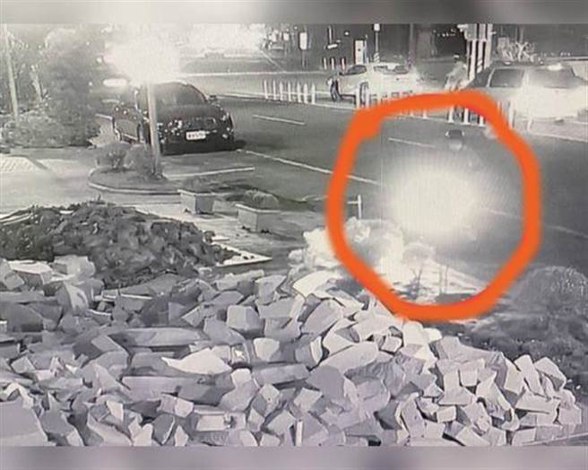 警方從監視器找到撿拾到作品機車騎士。（民眾提供／吳敏菁彰畫傳真）