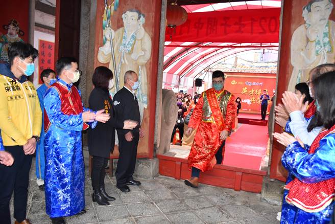 苗栗县士子开中门活动，台大新科博士江耕宇由中门走进大殿向文昌帝君致敬。（谢明俊摄）