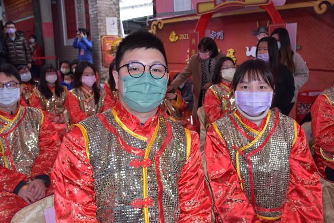 苗栗县士子开中门活动举办以来的第1对夫妻檔博士江耕宇、李雅雯。（谢明俊摄）