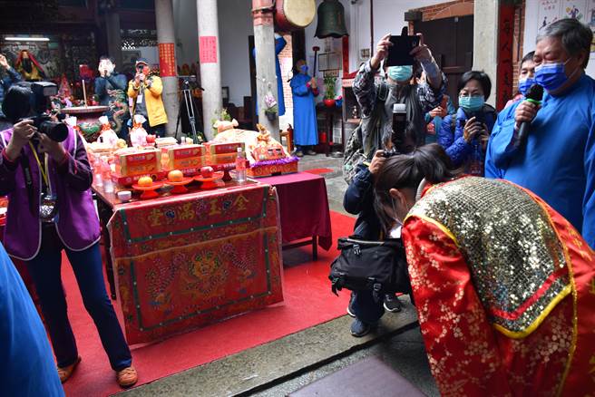 苗栗士子开中门，士子依序向文昌帝君致敬。（谢明俊摄）