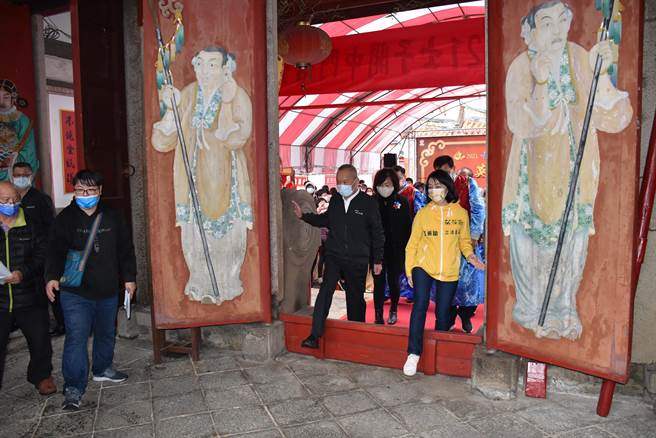 苗栗县士子开中门活动，苗栗县长徐耀昌偕同民代、官员一同由中门进入大殿迎接士子。（谢明俊摄）