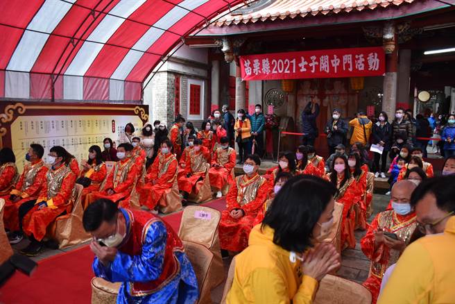 苗栗县士子开中门活动，19日上午在苗栗市文昌祠举行。（谢明俊摄）