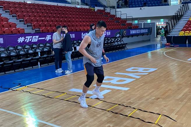 李学林赛前积极挥汗復健练习的模样。(黄及人摄)
