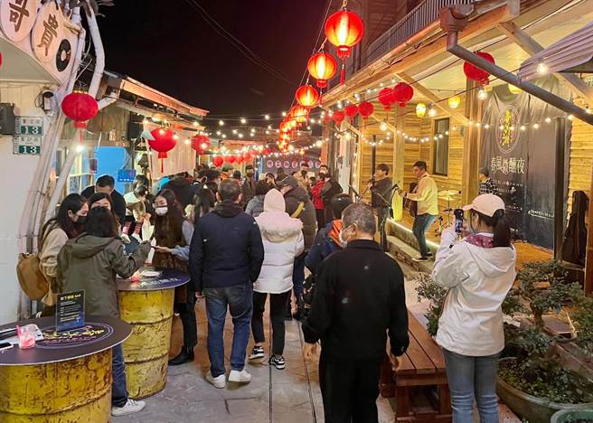 阿里山国家风景区管理处18日晚间以「点亮奋起湖」为题，在奋起潮老街举办点灯活动，营造华灯初上的山城老街风情。（阿里山管理处提供∕吕妍庭嘉义传真）
