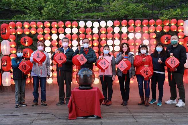 阿里山国家风景区管理处18日晚间以「点亮奋起湖」为题，在奋起潮老街举办点灯活动。（阿里山管理处提供∕吕妍庭嘉义传真）