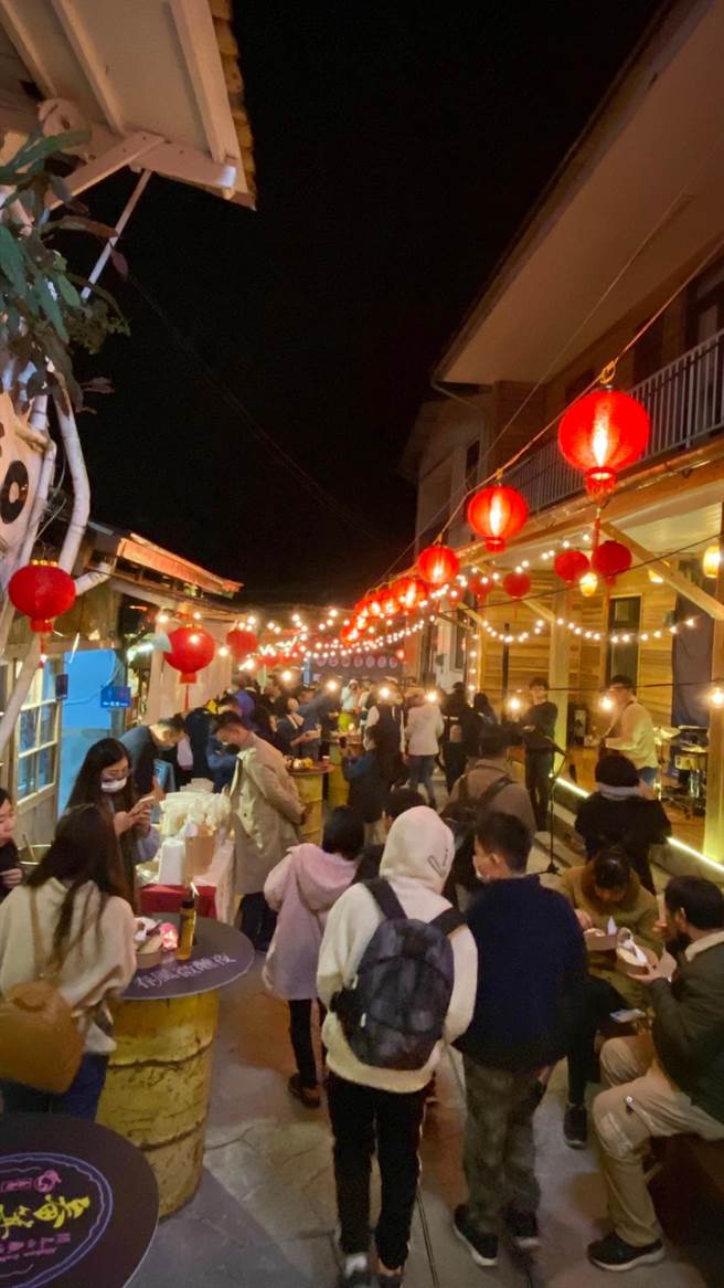 阿里山国家风景区管理处18日晚间以「点亮奋起湖」为题，在奋起潮老街举办点灯活动，营造华灯初上的山城老街风情。（阿里山管理处提供∕吕妍庭嘉义传真）