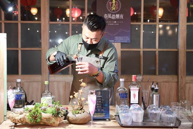 配合点灯仪式，阿管处也举办「春风微醺之夜」，邀在地业者「清田弄吃茶堂」提供以阿里山高山茶为基底研制限定特调茶类饮品。（阿里山管理处提供∕吕妍庭嘉义传真）★中时新闻网关心您：喝酒过量，有碍健康！
★中时新闻网提醒您：酒后不开车，安全有保障