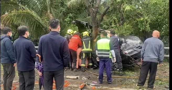 惊悚打滑撞树影片曝光 花莲台9线3死车祸 轿车撞成废铁(图/ 民眾提供)