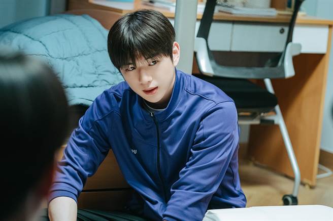 姜丹尼尔在戏剧处女作《警校菜鸟》中饰演警校大一新生「魏承现」。（Disney＋提供）