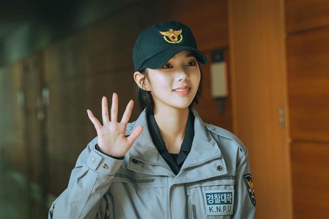 蔡秀彬在《警校菜鸟》中的短髮造型看起来相当逆龄。（Disney＋提供）